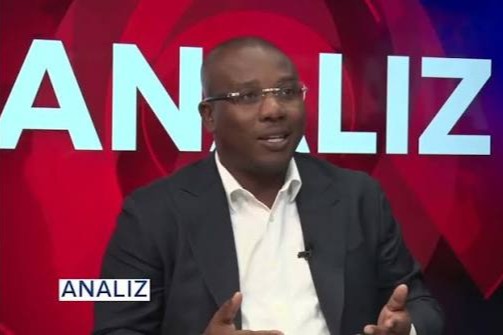 Robert Malval : Ambiguïté